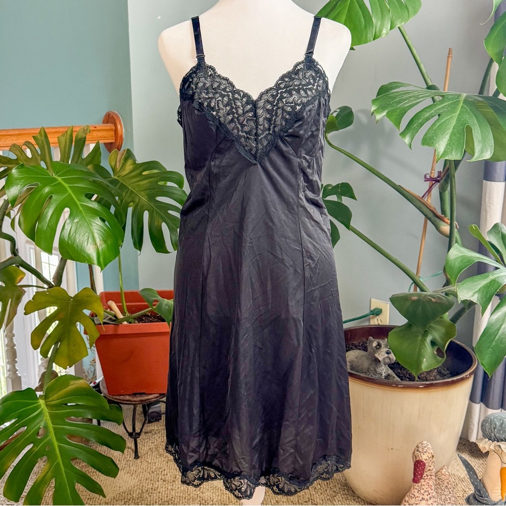 Elegant Black Lace Nightgown Pure Luxury - Picture 9 of 9